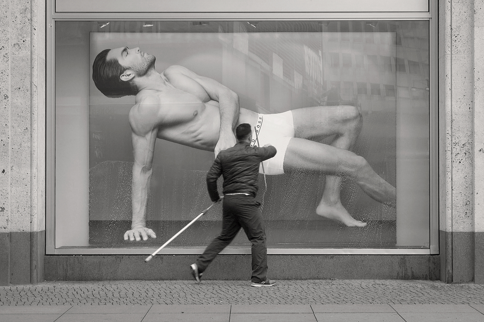 Christoph Radke, Berlin, Schaufensterputzer am Alexanderplatz, 2018